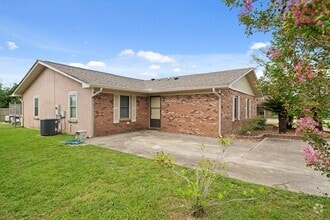 Building Photo - Charming 3Bed/2Ba Duplex Unit Convenient t...