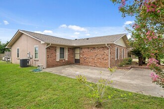 Building Photo - Charming 3Bed/2Ba Duplex Unit Convenient t...