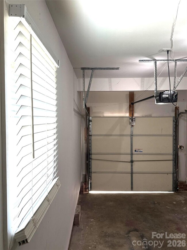 Building Photo - 833 Mohigan St