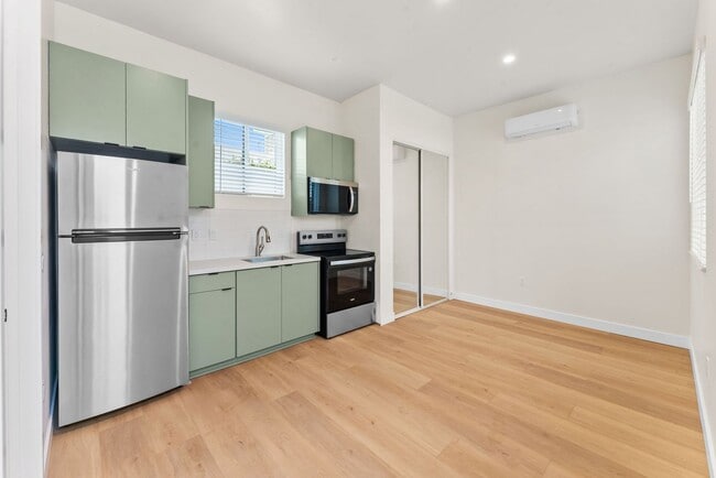 Building Photo - 2735 Broadway-7