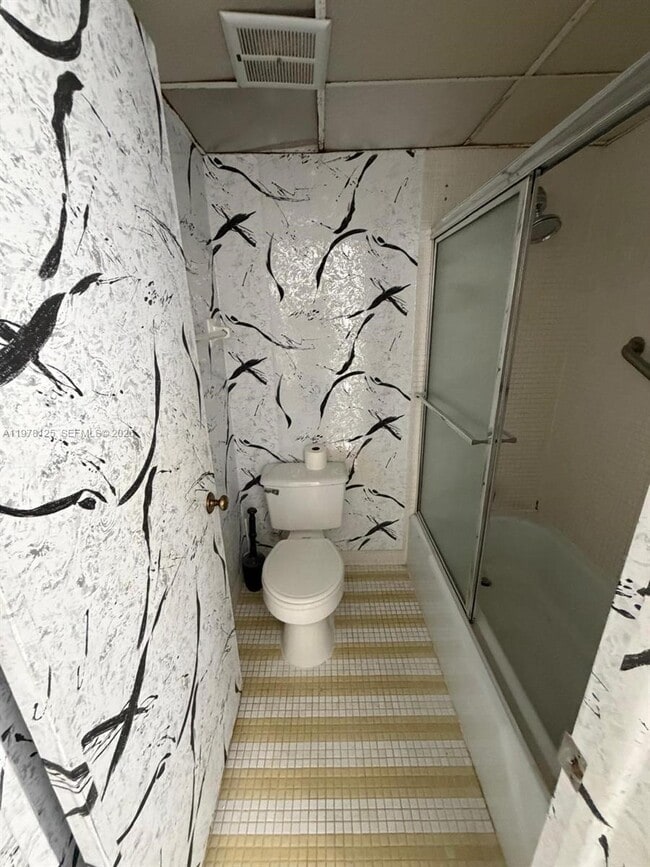 Building Photo - 3720 Inverrary Dr