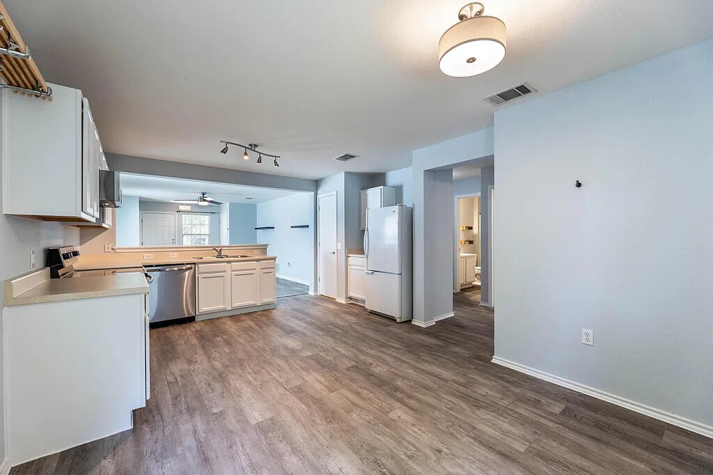 kitchen - 8719 Davis Oaks Trl