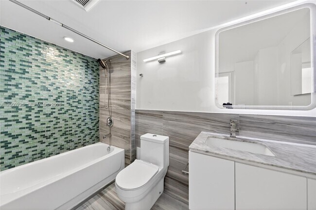 Building Photo - 3401 N Country Club Dr