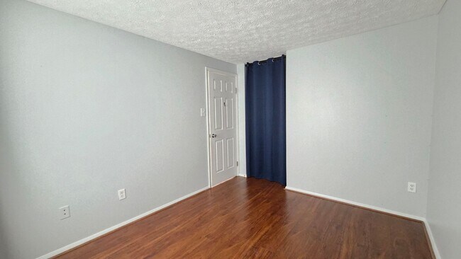 Building Photo - Beautiful Newington Forest Townhome