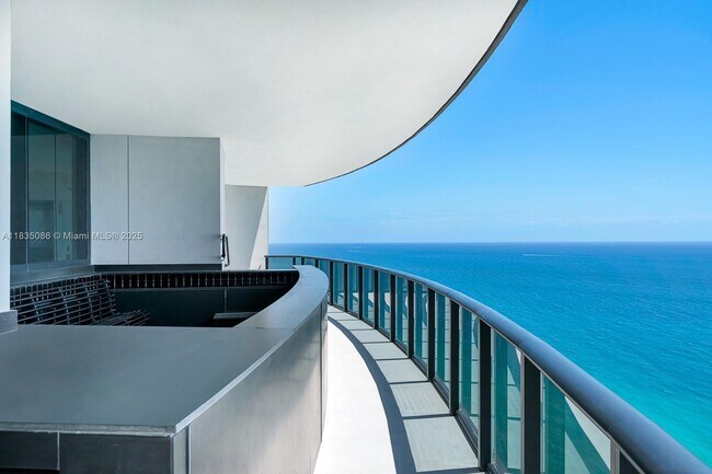 Building Photo - 18555 Collins Ave