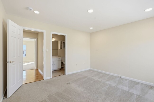 Building Photo - Unbeatable location near Lake Ridge Park and Marina, offering boating, fishing, wildlife and bird...