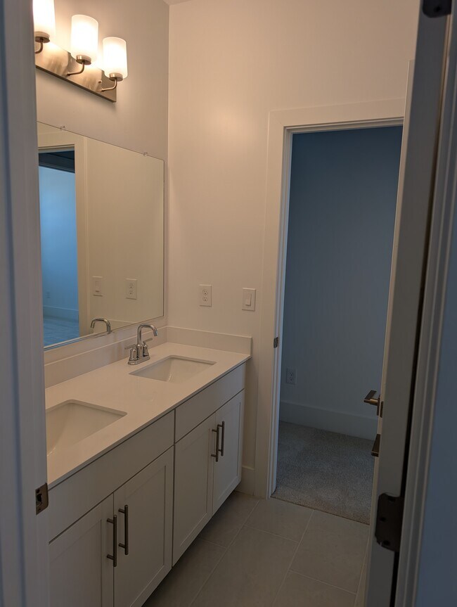 Building Photo - 2102 N Woodburn Pl