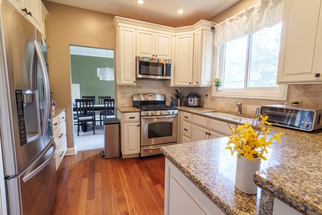 Building Photo - 864 Red Clover Dr