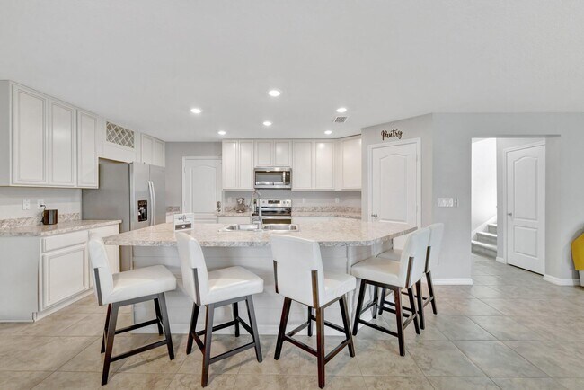 Building Photo - 5700 NW Pine Trail Cir