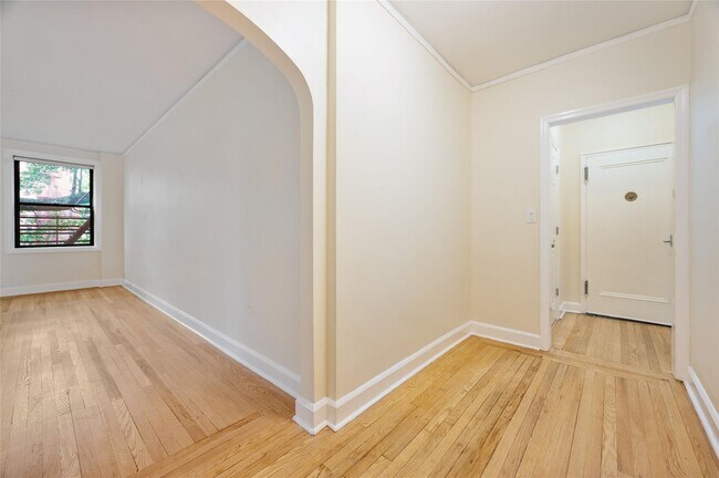 Building Photo - 212 Larchmont Acres