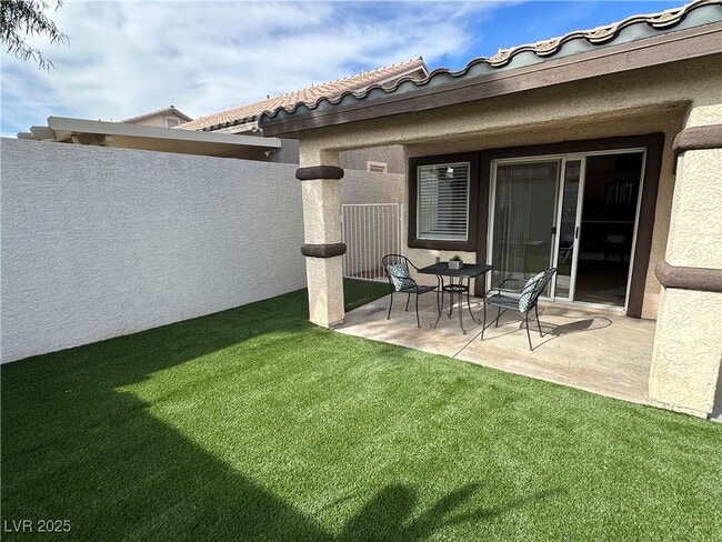 Building Photo - 10195 Queensbury Ave