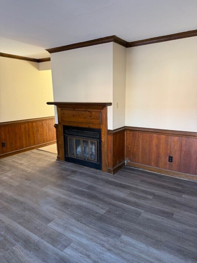 Building Photo - Three Bedroom 1.5 Bath Townhouse in Wester...