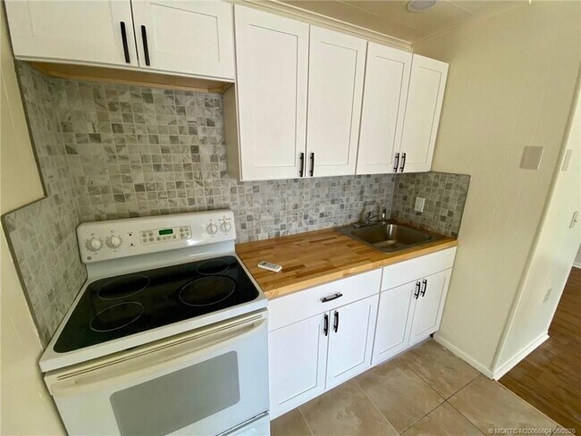 Building Photo - 4800 NE Blue Heron Ln