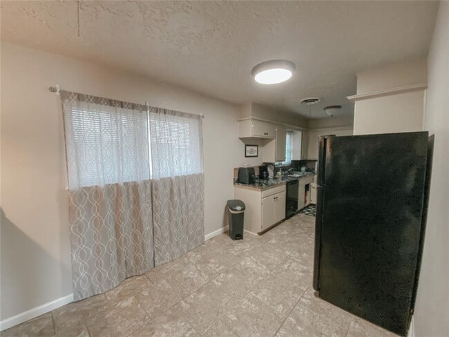 Building Photo - 208 Thompson Dr