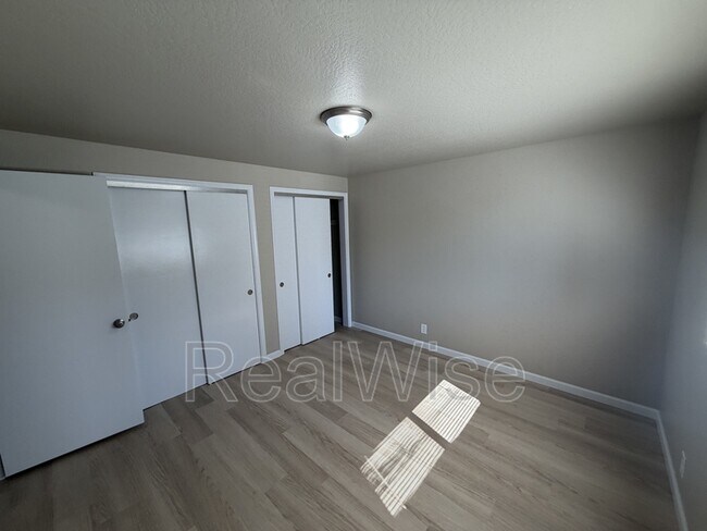 Building Photo - 1480 SW Kellenbeck Ave