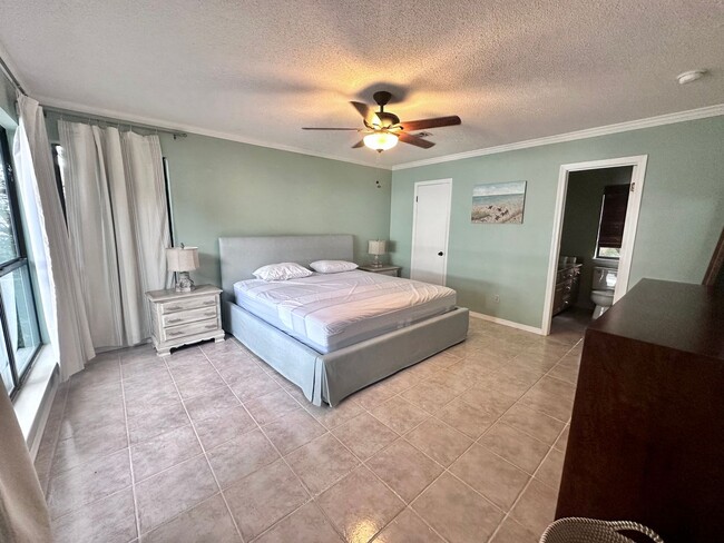 Building Photo - Beautiful 3B/3.5B Waterfront Fully Furnish...