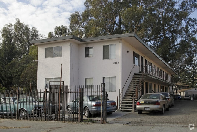 Primary Photo - 2355 Humboldt Ave