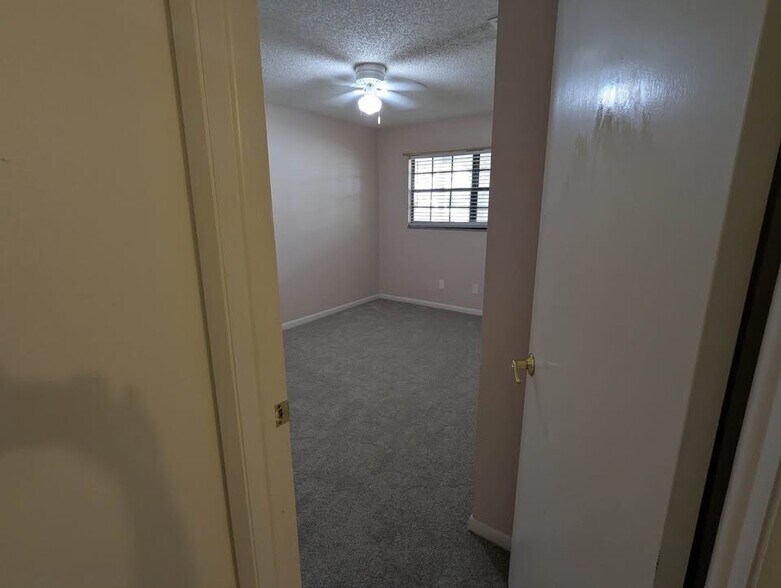 Building Photo - 917 Fairlington Dr