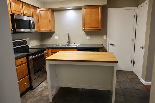 Building Photo - 1432 Kimtah Ct NE