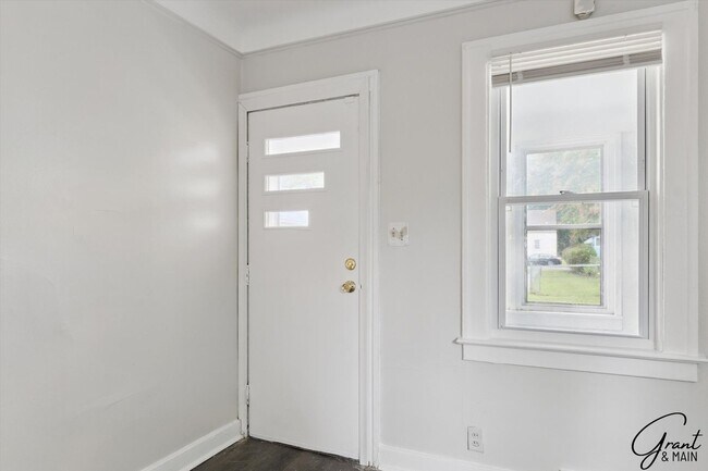 Building Photo - 3 Bed Bungelow $1200.00/mo