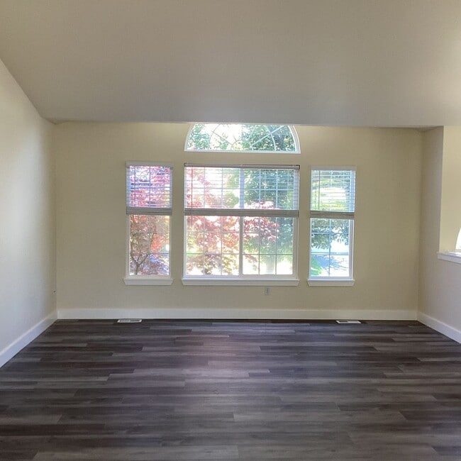 Building Photo - Updated 4 bedroom in The Desirable Merrill...