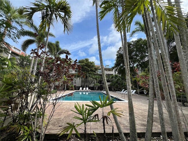 Building Photo - 6886 N Kendall Dr