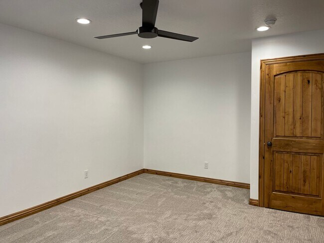 Building Photo - Gorgeous home in Orem