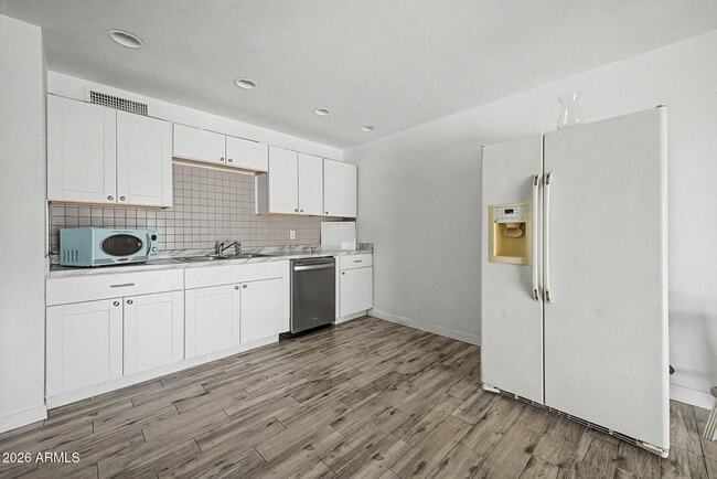 Building Photo - 5232 W Mauna Loa Ln