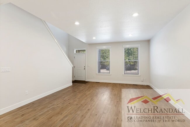 Building Photo - 3 Bedroom Townhome available in North Salt Lake!