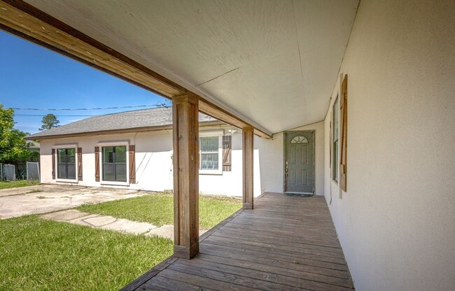 Building Photo - Charming 4-Bedroom, 2-Bath Home in a Prime Location