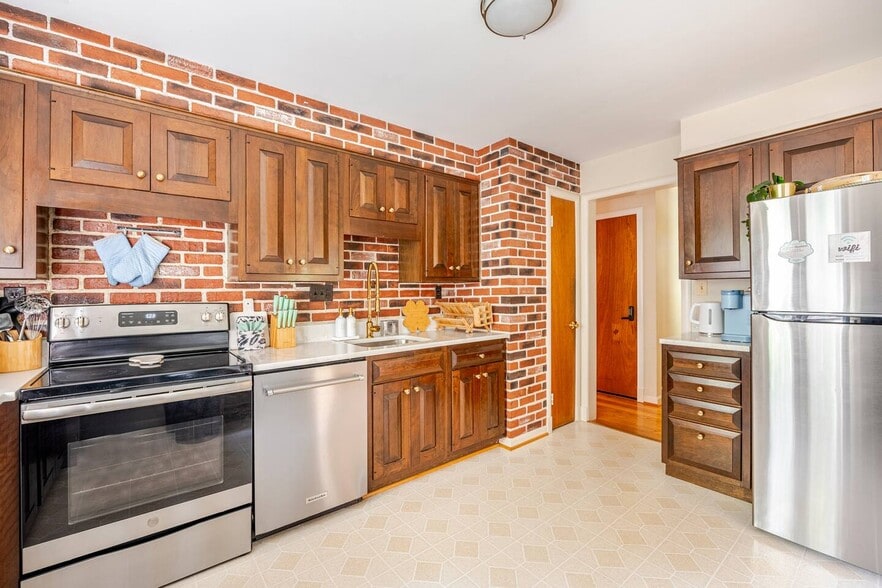 Building Photo - 7527 Fairwood Ln
