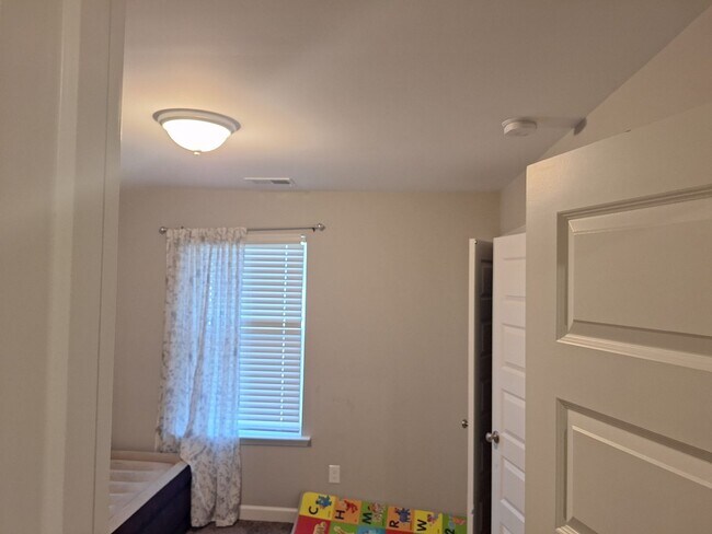 Building Photo - Beautiful Five Bedroom Home Located in Northeast Columbia!