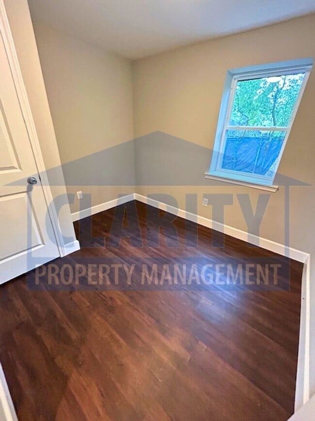 Building Photo - 860 Berry St NE