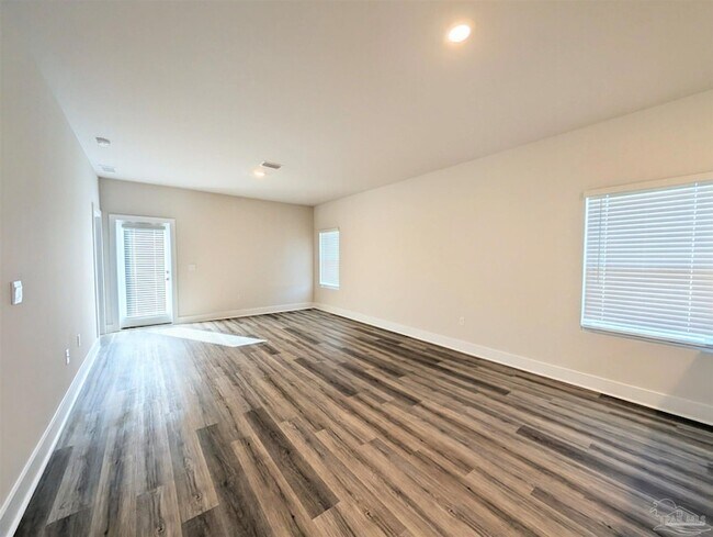 Building Photo - 9907 Starling Dr