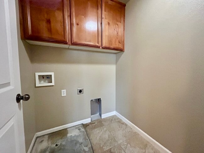 Building Photo - Beautiful 3 Bedroom 2.5 Bathroom in Gated ...