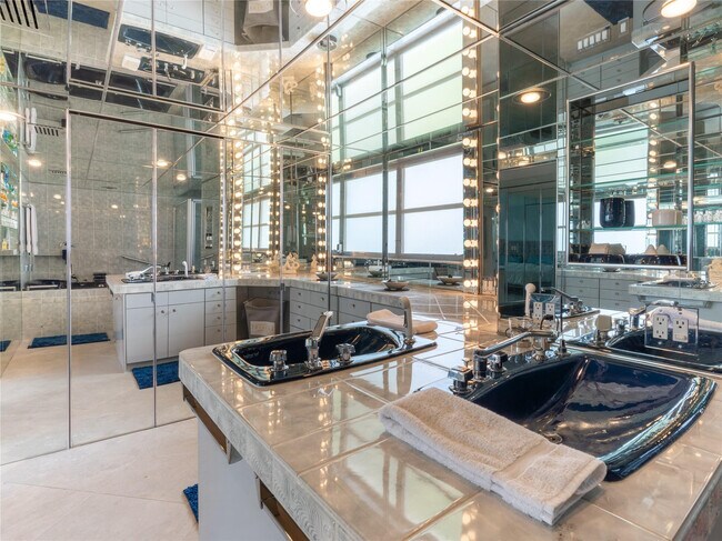 Building Photo - 2850 N Palm Aire Dr