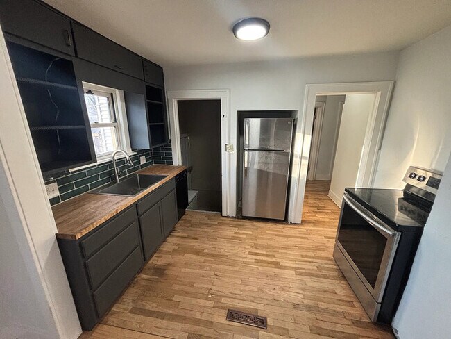 Building Photo - 635 N Chautauqua Ave