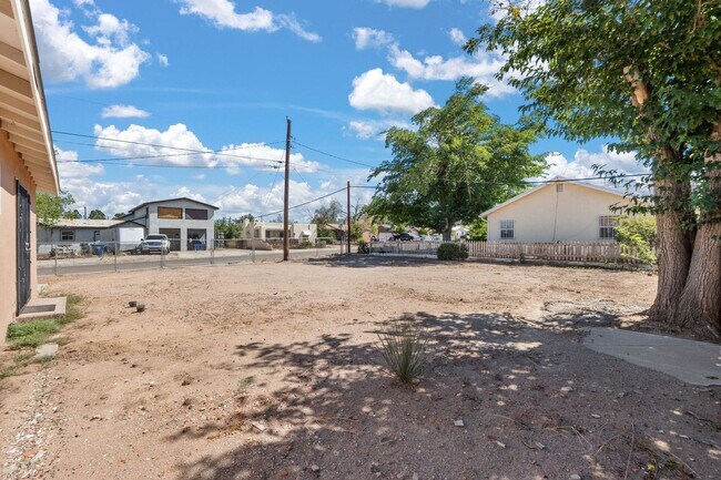 Building Photo - Fully Furnished Home!