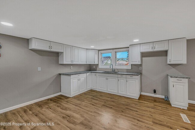 Building Photo - 664 Laurel Dr