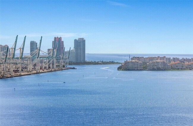 Building Photo - 1155 Brickell Bay Dr