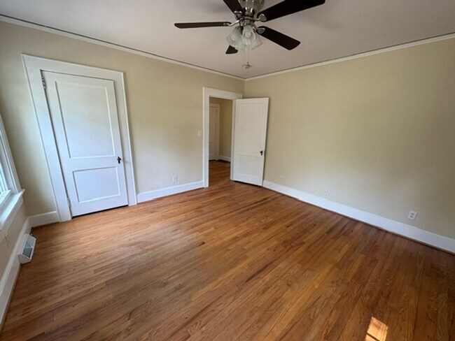 Building Photo - Newly Renovated - Large Backyard - 2/2 House!!