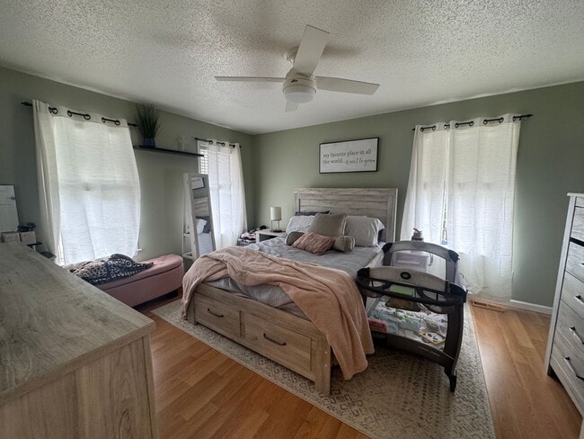 Building Photo - Spacious Three Bedroom Home