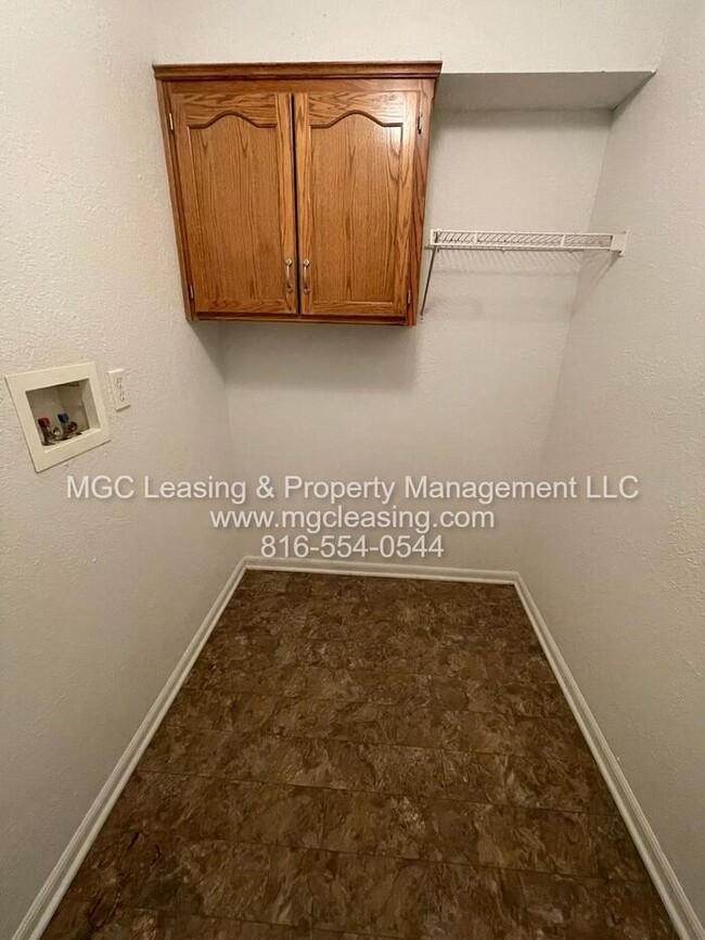 Building Photo - 3 bedroom Duplex with unique floor plan fo...