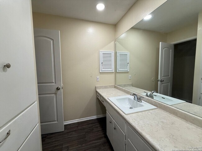 Building Photo - 10104 Ironside Dr