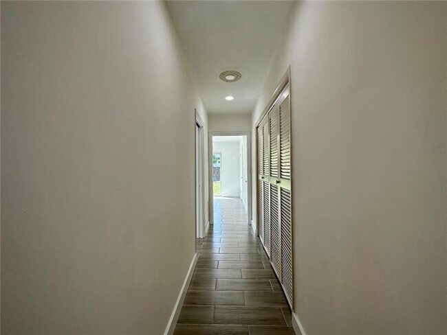 Building Photo - 912 NE 9th Ct