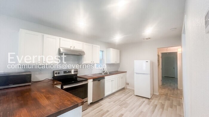Building Photo - 125 Magendie St