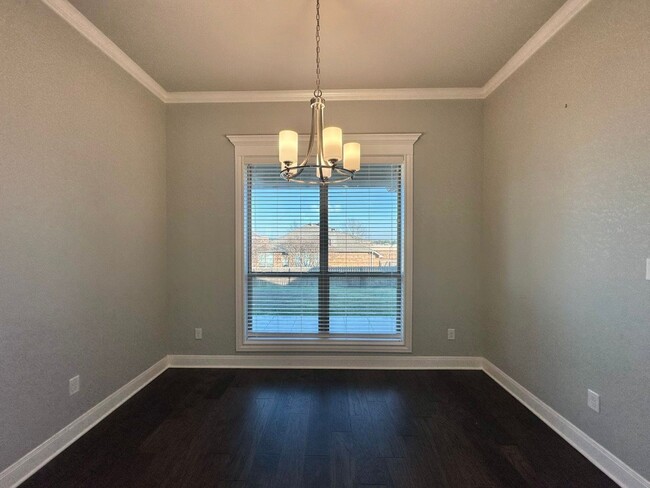 Building Photo - Available Now! Stunning 3 Bed 2 Bath in So...