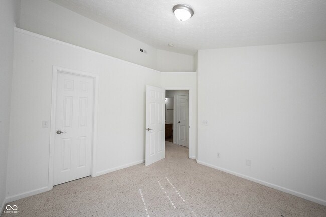 Building Photo - 9009 Mercer Dr