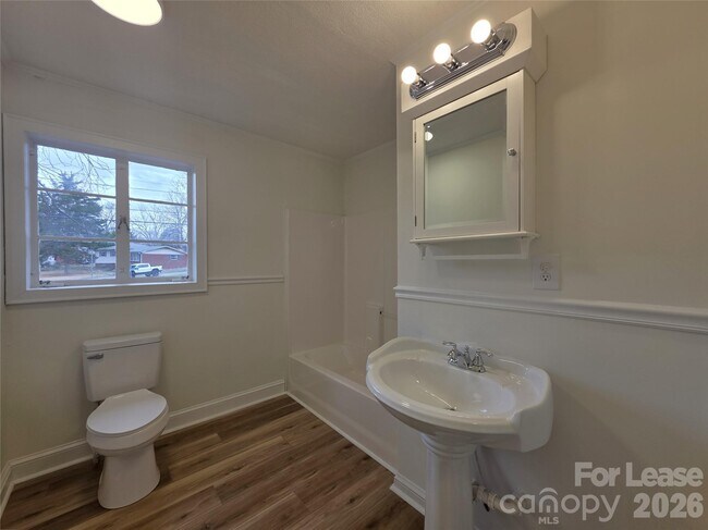 Building Photo - 1407 Sherwood Dr