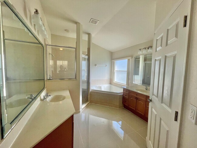 Building Photo - 2370 Hinsdale Dr
